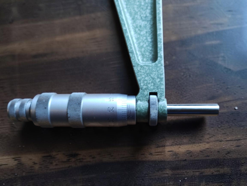 Side view of the Mauser micrometer measuring mechanism, showing the graduated thimble and spindle.
