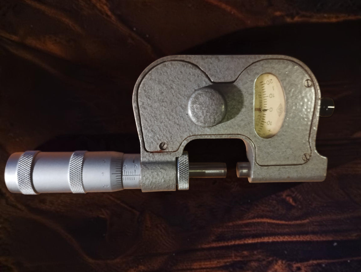 Sovjet-micrometer 0–25 mm met geïntegreerde mechanische meetklok en grijze hamerslagafwerking
