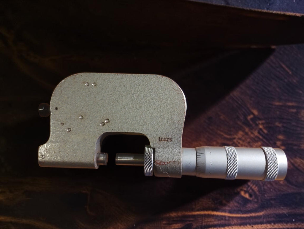 
Achterzijde van de Sovjet-micrometer met grijze behuizing, meetbout en micrometerschaal
