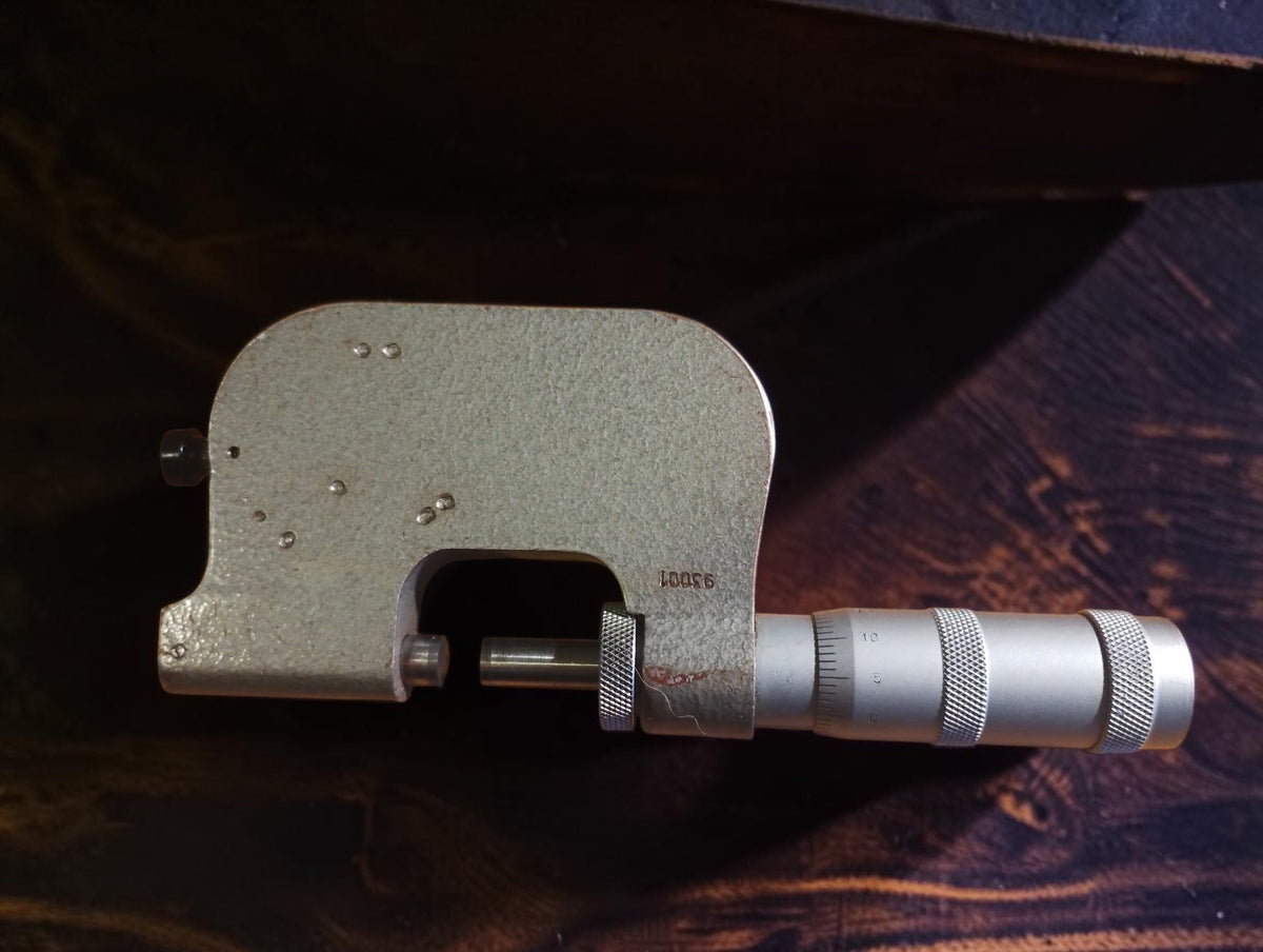 
Achterzijde van de Sovjet-micrometer met grijze behuizing, meetbout en micrometerschaal
