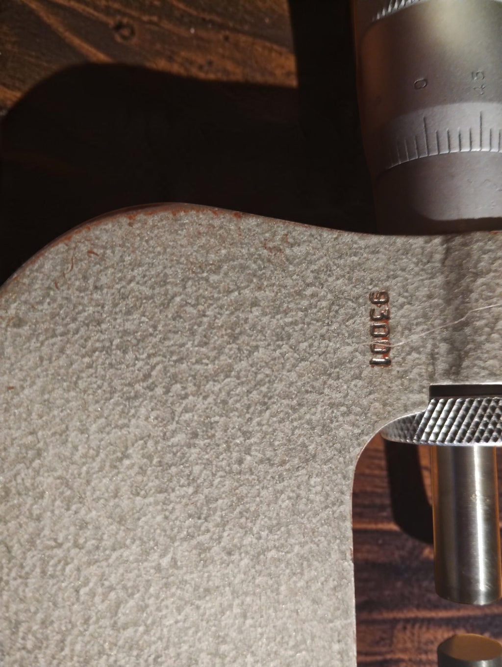 Detail van het ingeslagen nummer op de grijze behuizing van de Sovjet-micrometer

