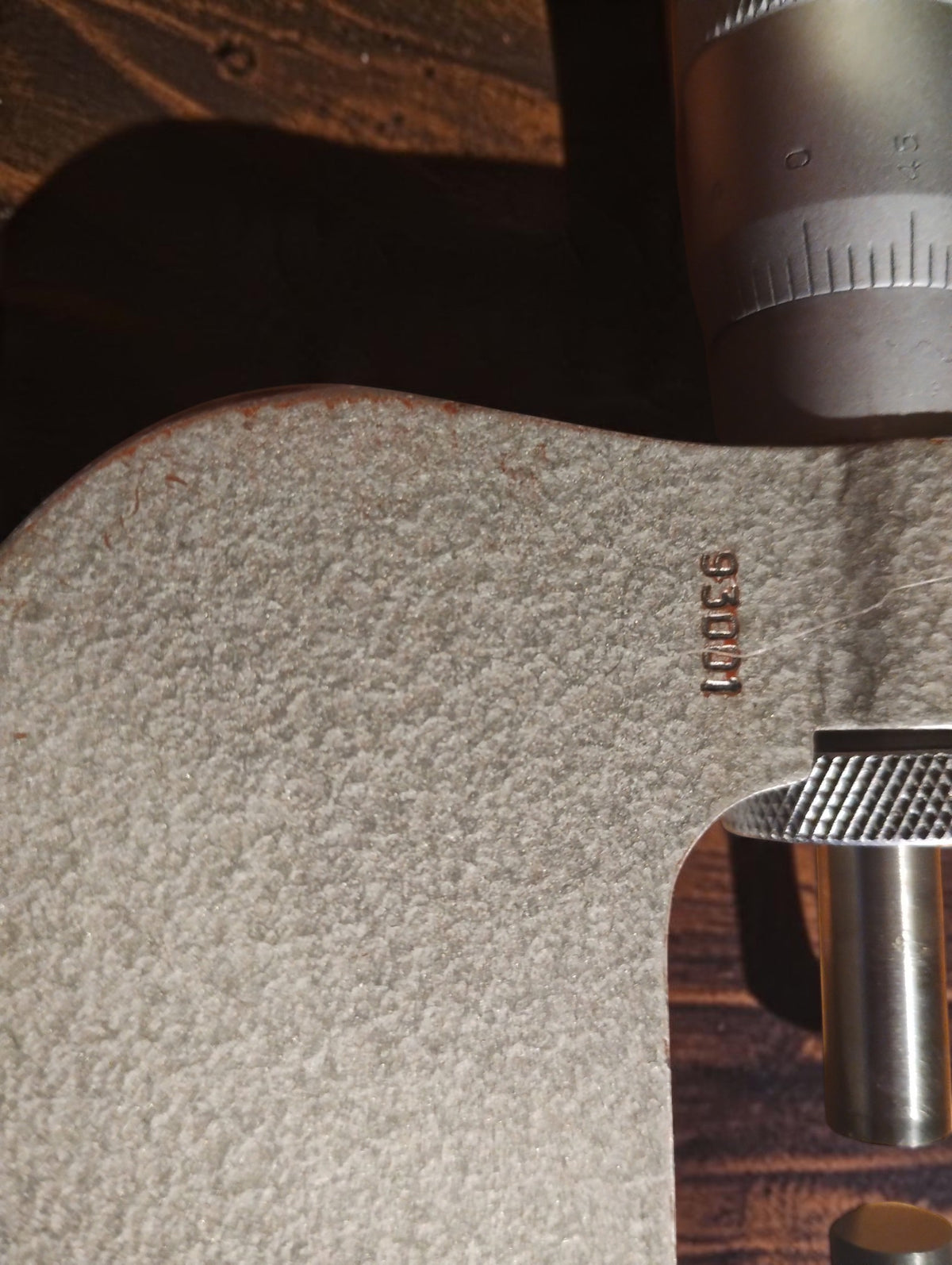 Detail van het ingeslagen nummer op de grijze behuizing van de Sovjet-micrometer

