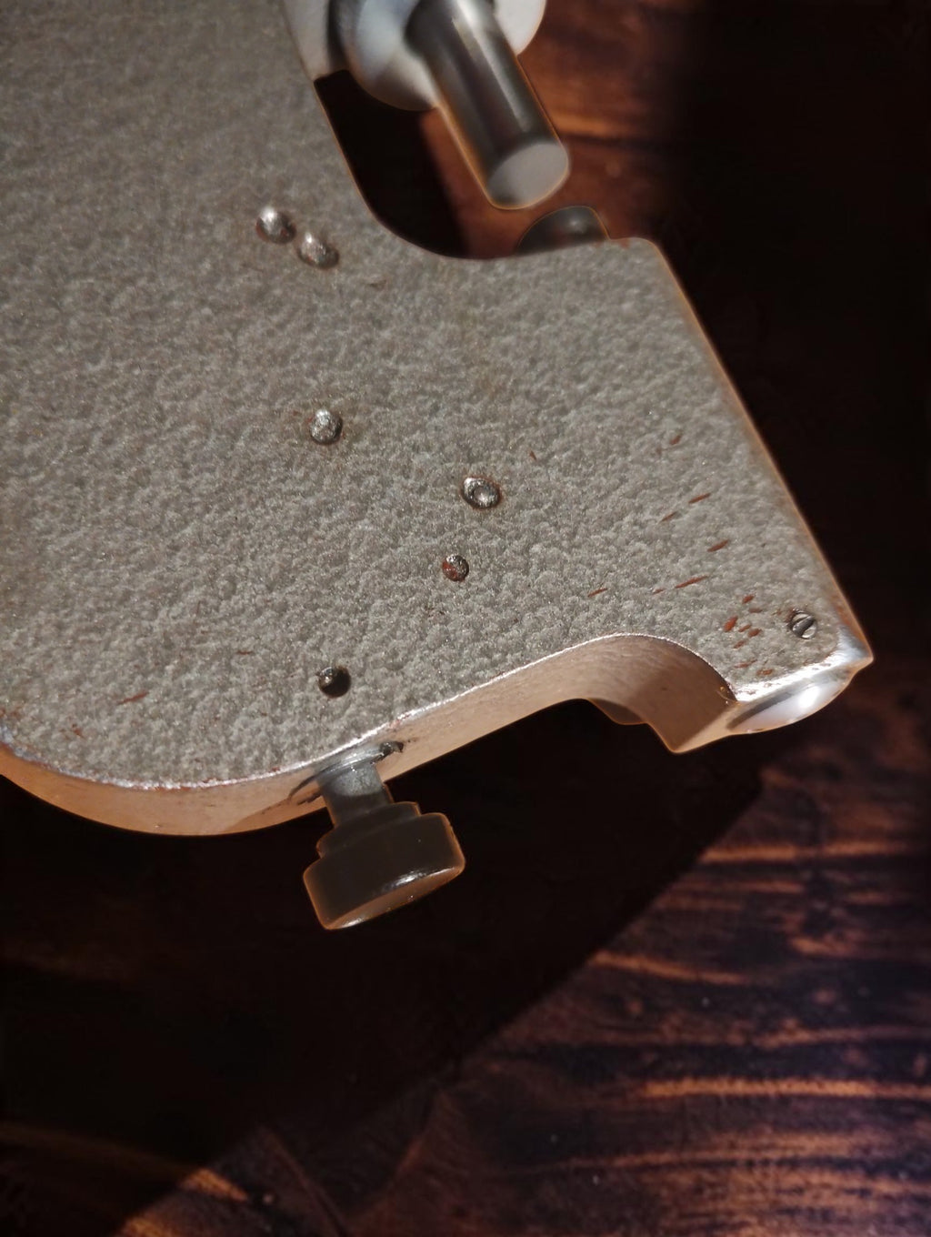 
Detail van de Sovjet-micrometer met meetbout, bedieningsknop en zichtbare gebruikssporen
