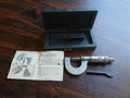 Keilpart buitenmicrometer met open houten kist, Duits instructieblad en verstelsleutel
