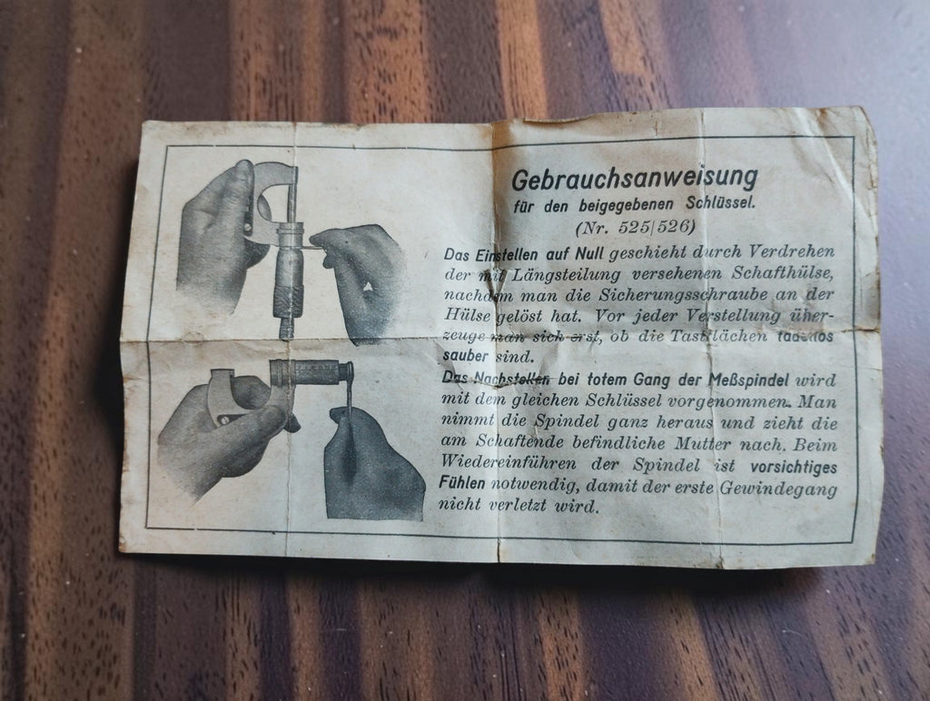 Duits instructieblad voor micrometer Nr. 525/526 met afbeeldingen van het gebruik van de verstelsleutel
