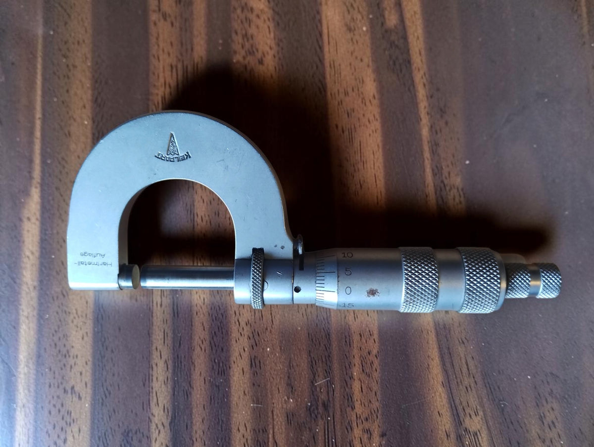 Achterzijde van de Keilpart buitenmicrometer met schaalverdeling en gekartelde draaiknoppen
