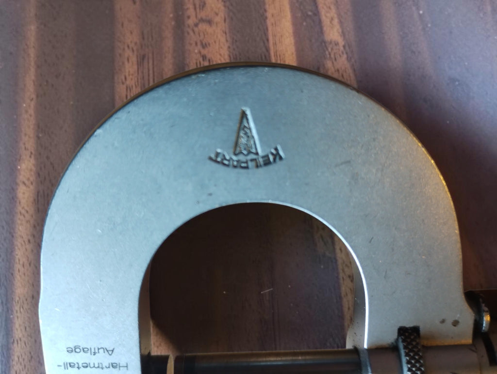 Detail van het Keilpart merklogo op de achterzijde van de micrometerbeugel
