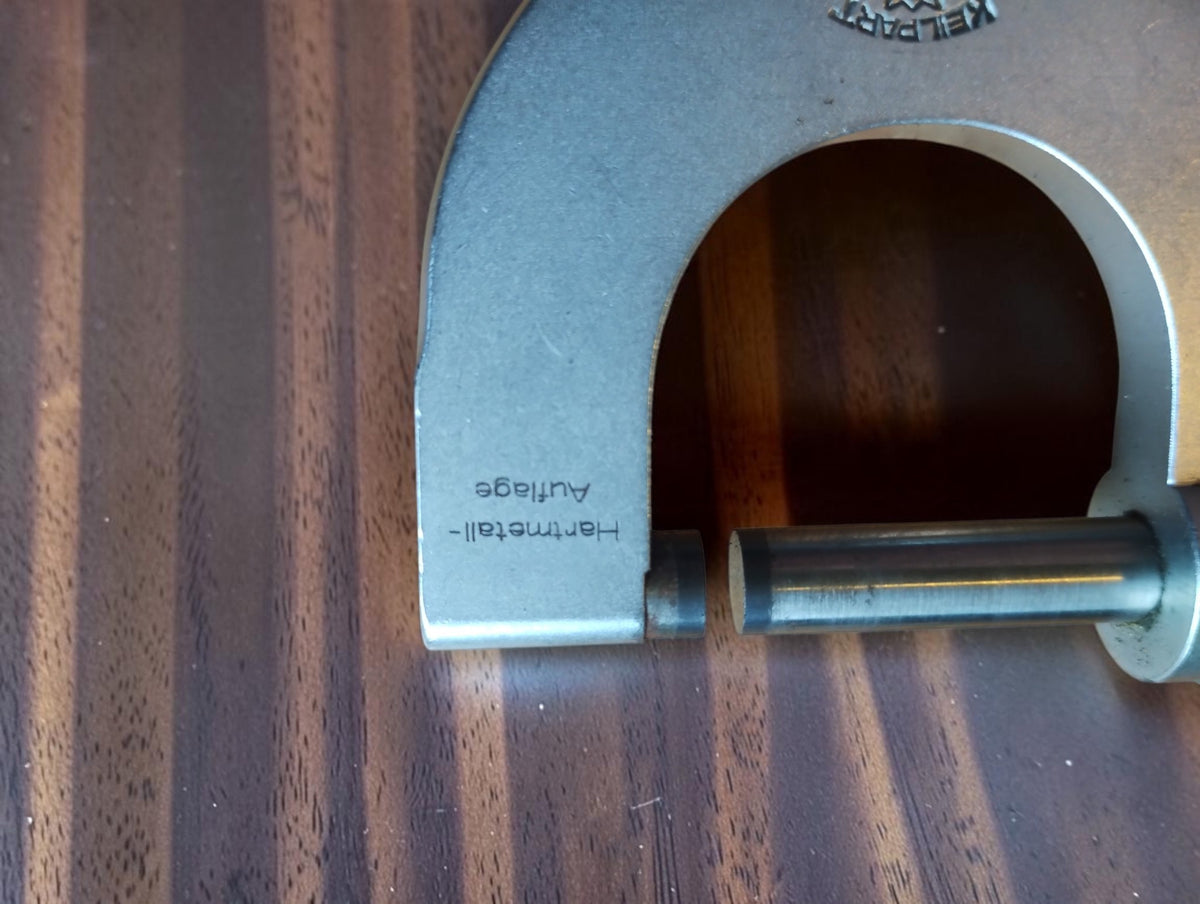 Meetvlakken en meetspindel van de Keilpart micrometer met opschrift Hartmetall-Auflage

