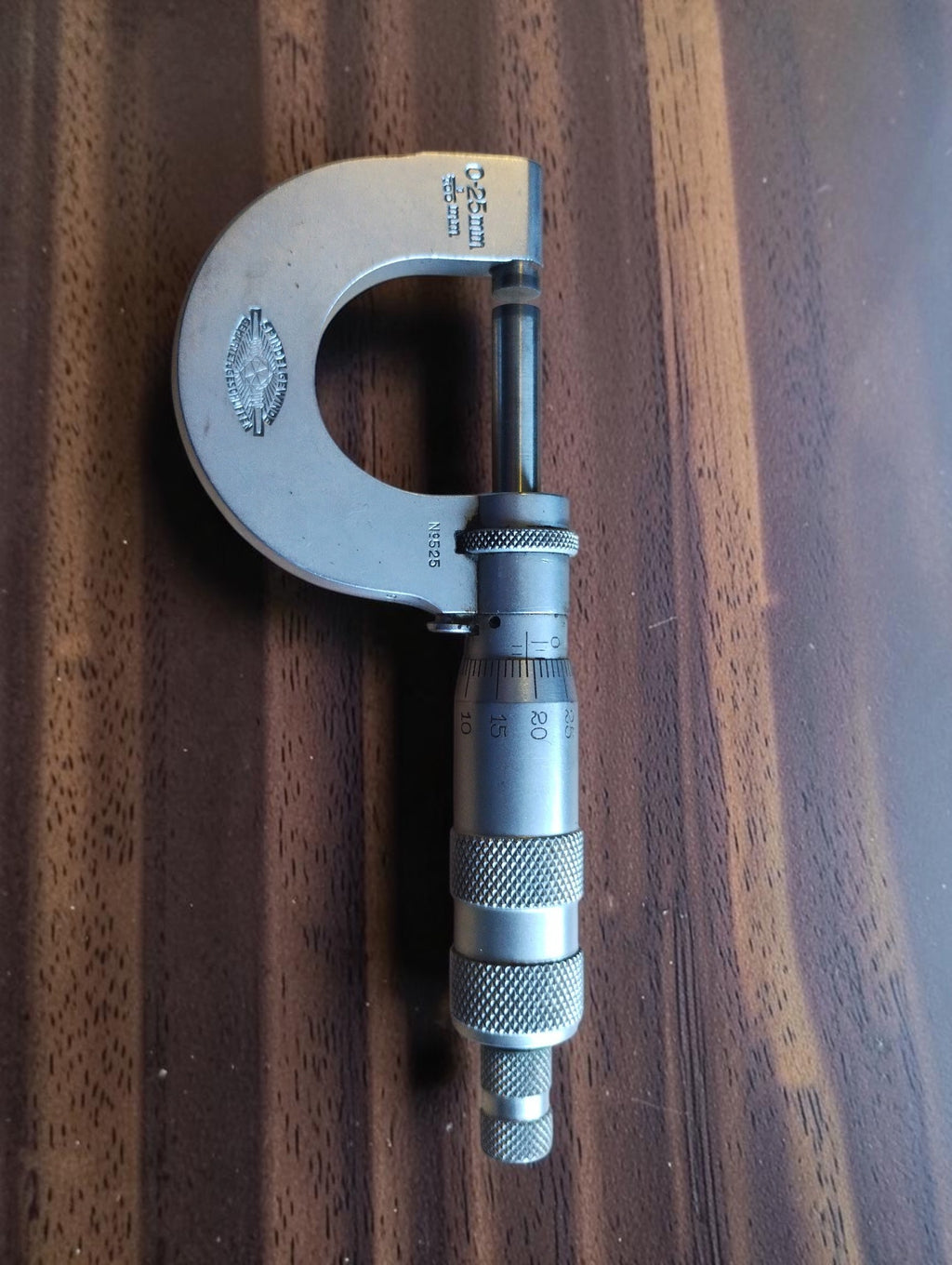 Keilpart buitenmicrometer in verticale positie met meetspindel en schaalverdeling
