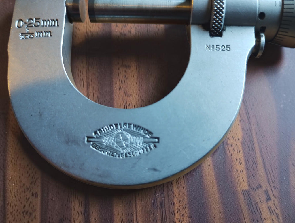 Detail van de gravure op de Keilpart micrometer met Nr. 525 en meetbereik 0–25 mm
