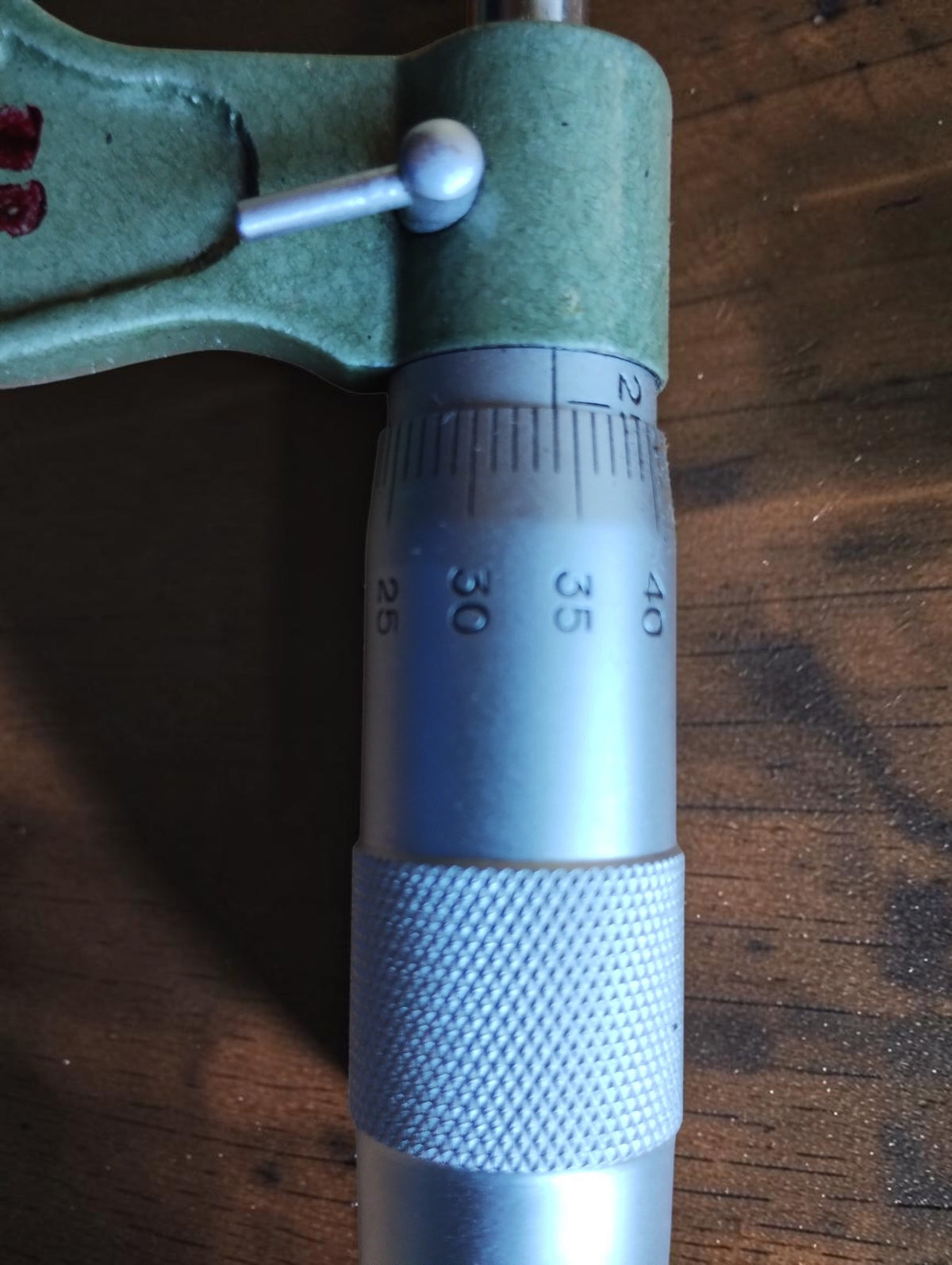 Close-up of the UIK micrometer scale, knurled thimble and spindle locking lever.
