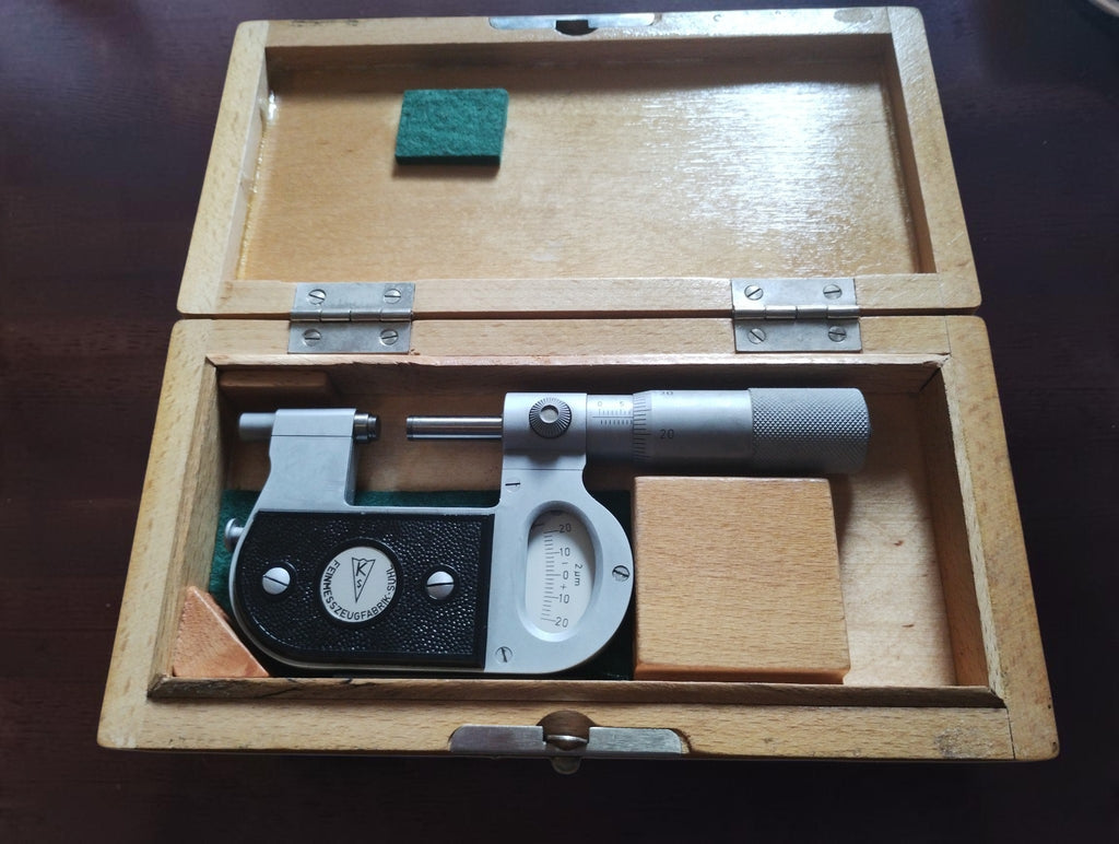 Feinmesszeugfabrik Suhl 0–25 mm Passameter in its open wooden storage case.
