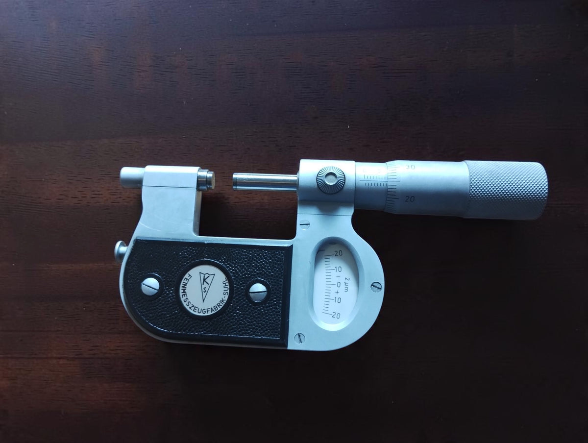 Front view of the Feinmesszeugfabrik Suhl Passameter with micrometer spindle and built-in fine indicator.
