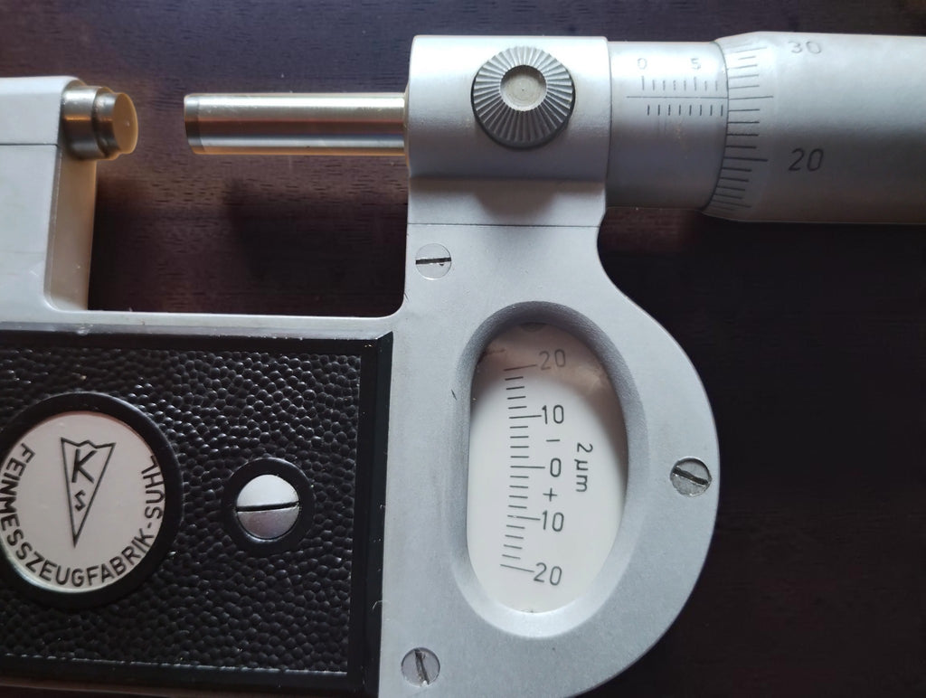 Close-up of the built-in fine indicator marked 2 µm and the graduated micrometer barrel.
