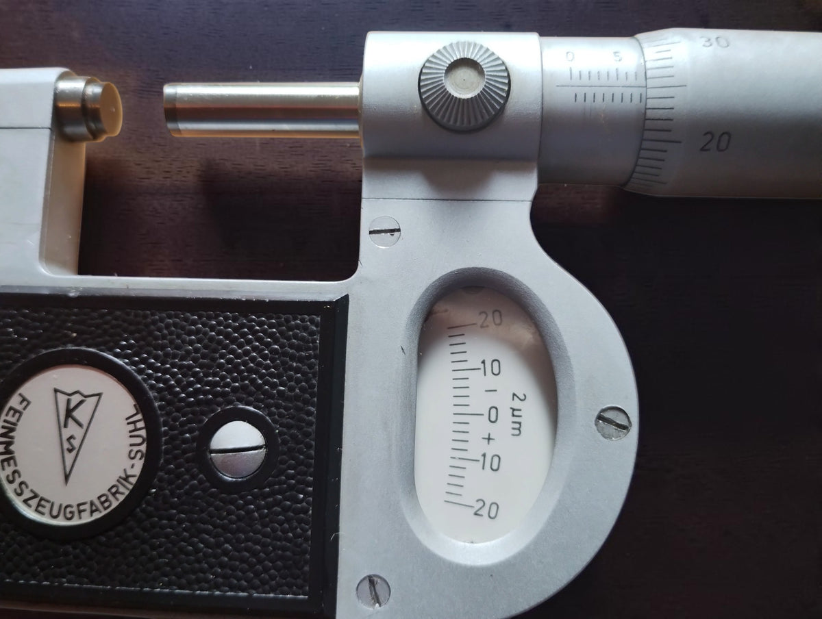 Close-up of the built-in fine indicator marked 2 µm and the graduated micrometer barrel.

