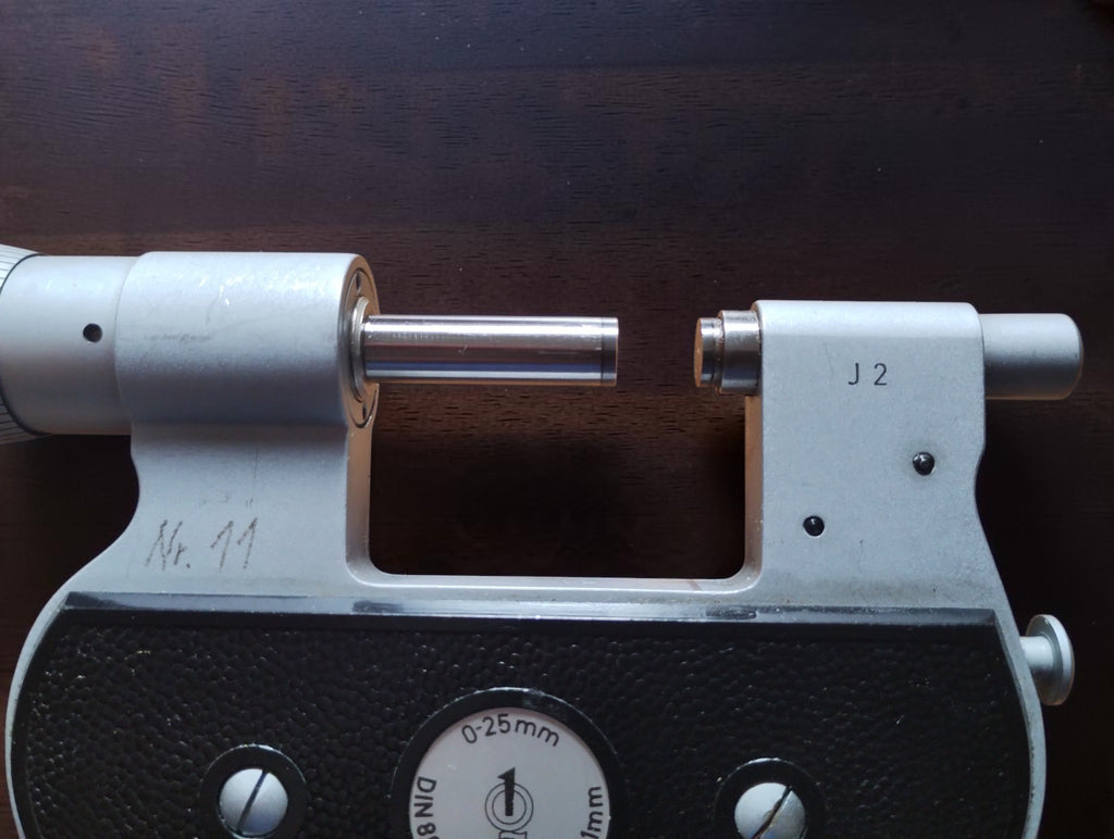 Rear close-up of the Passameter spindle, opposing measuring face and J 2 marking.
