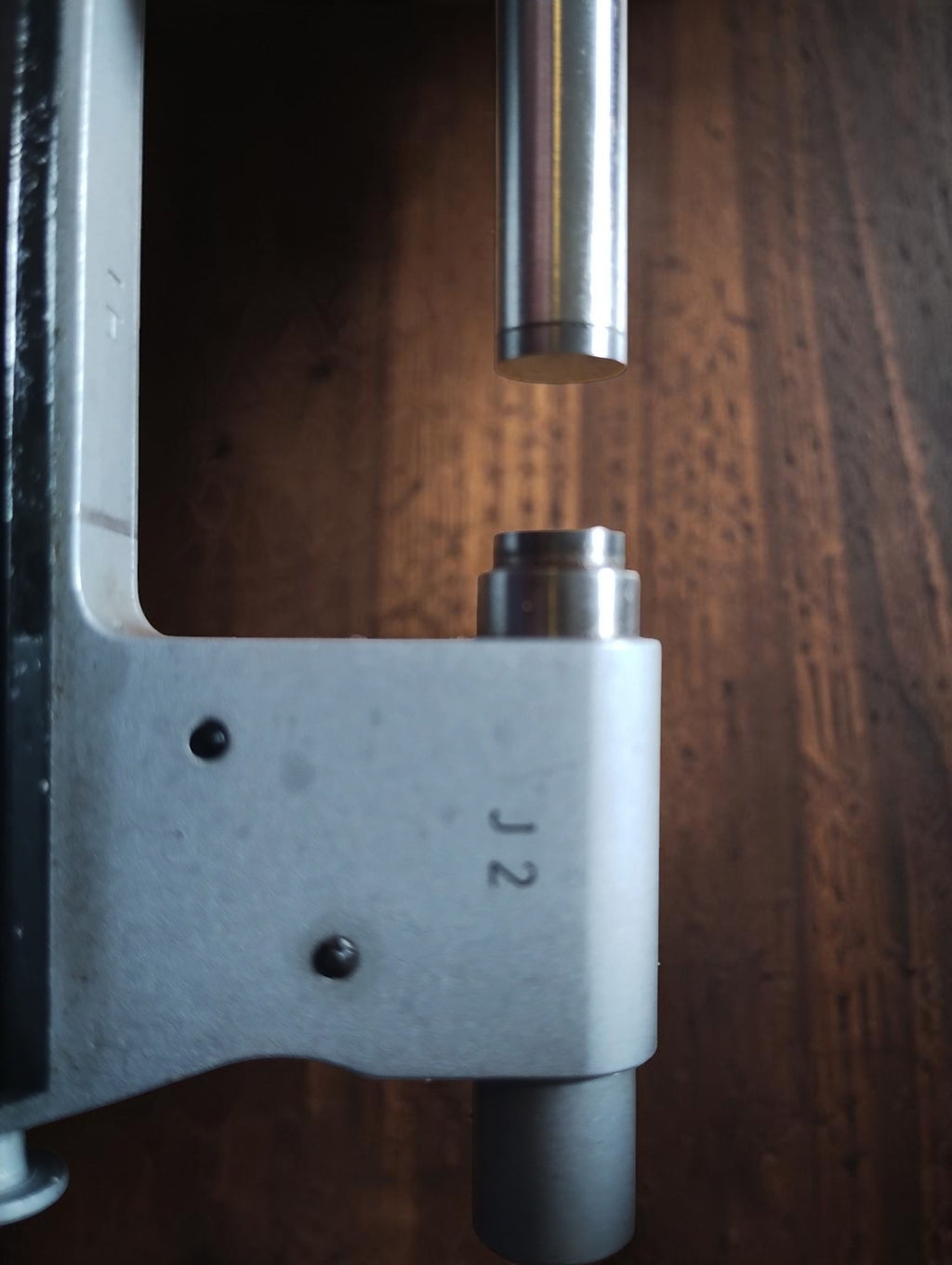 Close-up of the Passameter measuring faces and the J 2 marking on the frame.

