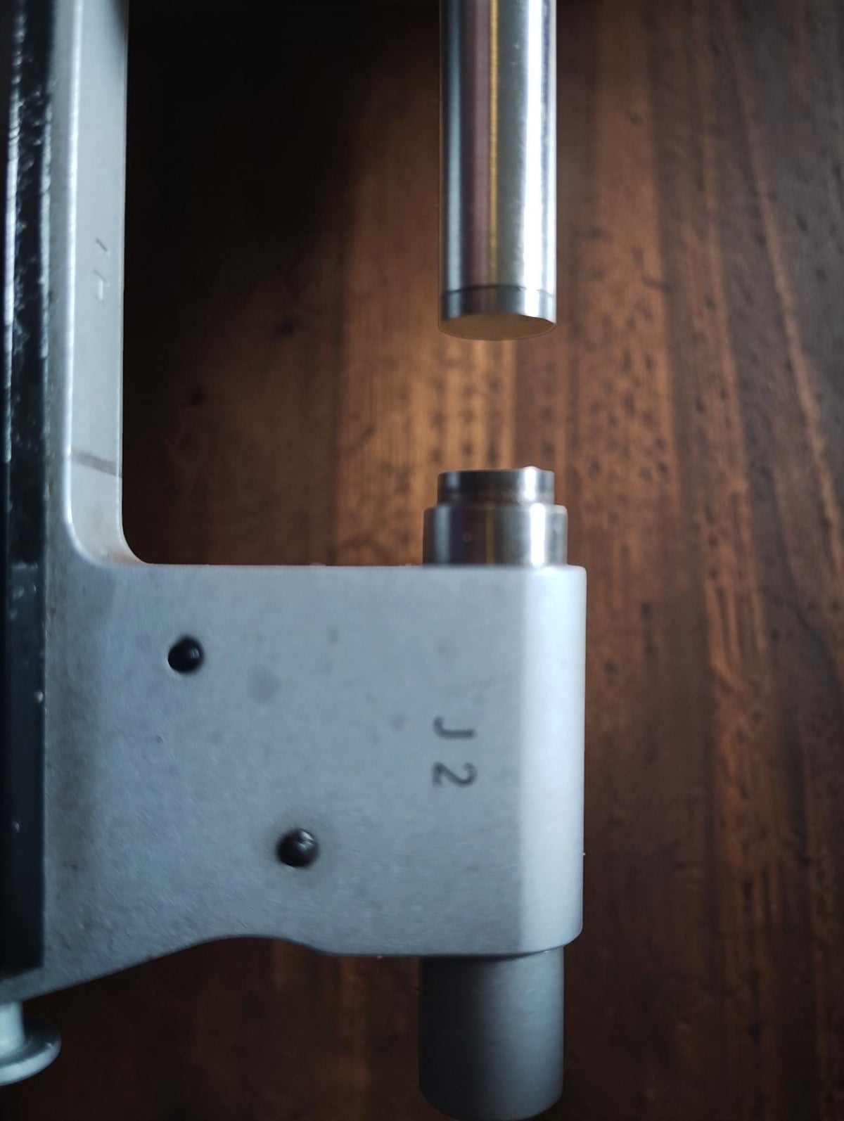 Close-up of the Passameter measuring faces and the J 2 marking on the frame.


