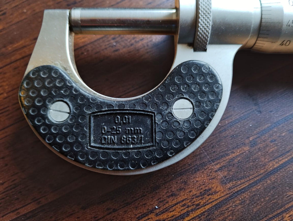 Close-up of the MATRA micrometer frame showing the 0–25 mm range, 0.01 mm graduation marking and DIN 863/1 inscription
