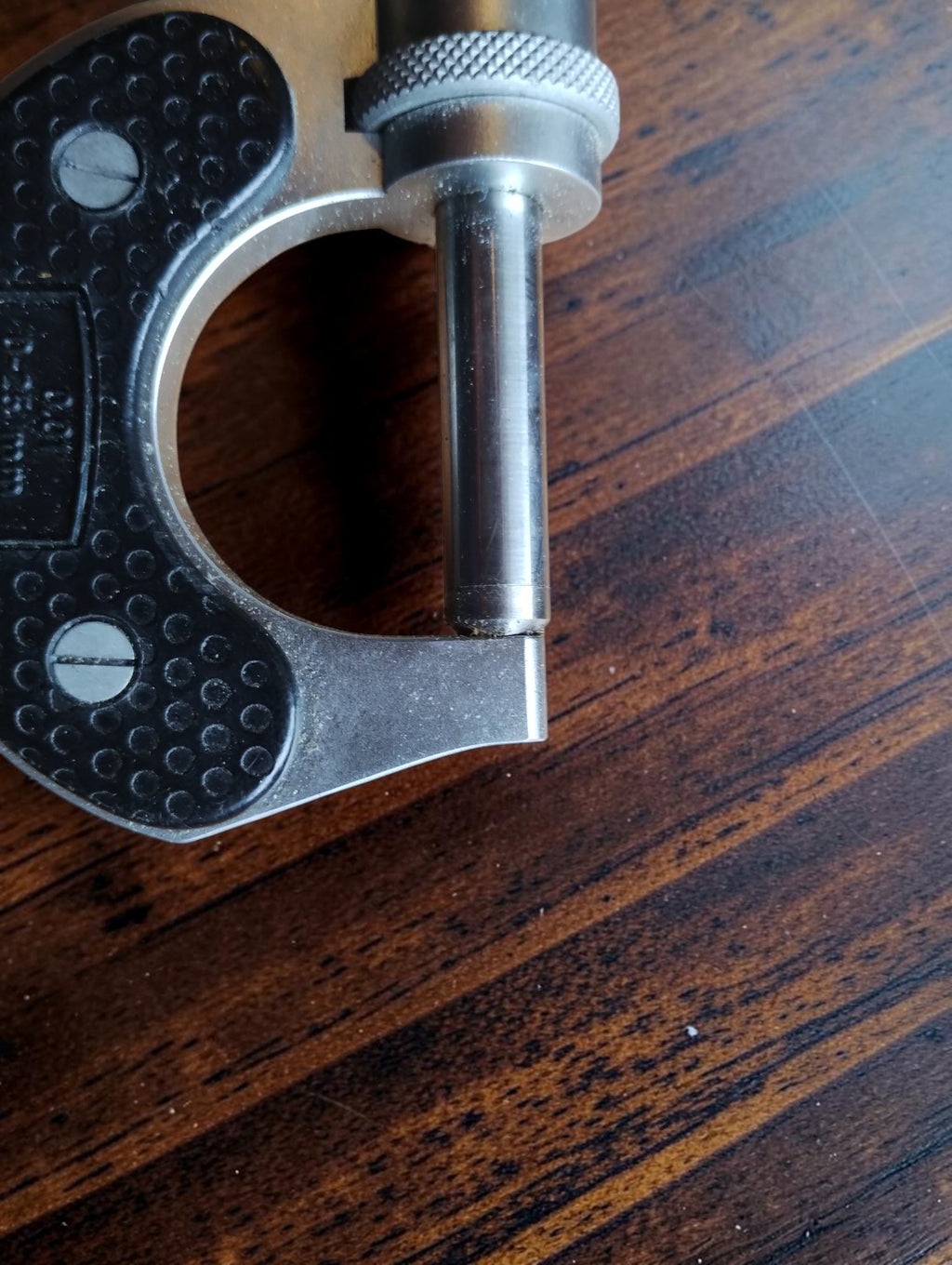 Close-up of the MATRA micrometer spindle and anvil with the measuring faces together
