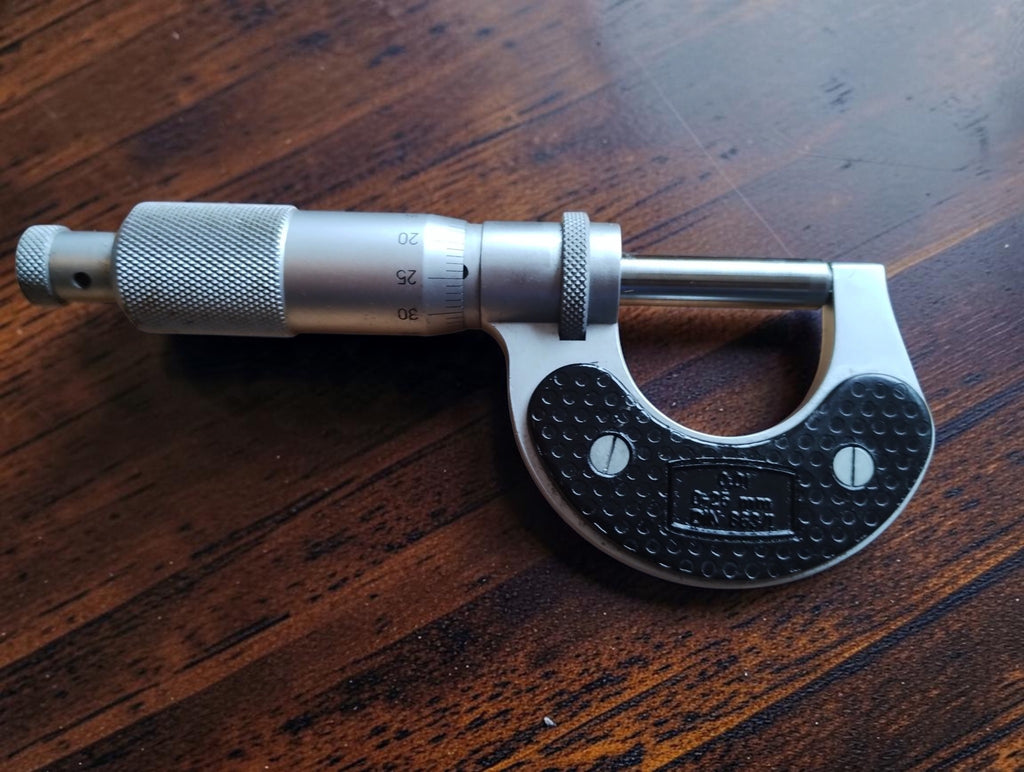 Full view of the MATRA 0–25 mm outside micrometer showing its metal frame, graduated thimble and textured grip plates
