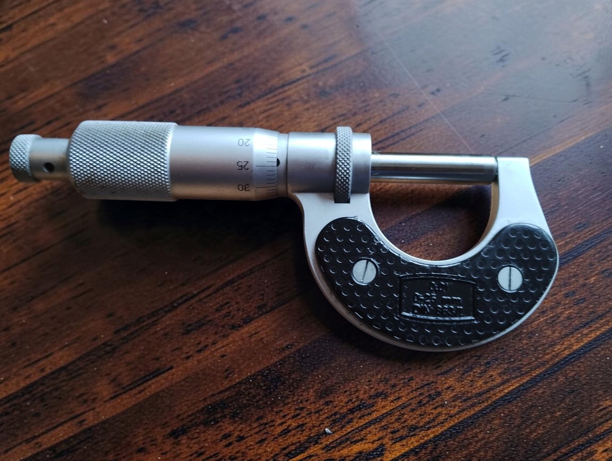 Full view of the MATRA 0–25 mm outside micrometer showing its metal frame, graduated thimble and textured grip plates
