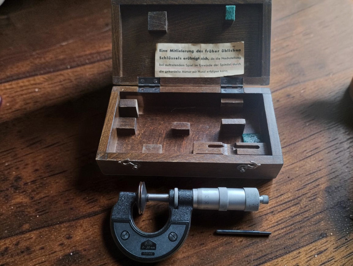 Vintage Massi 0–20 mm disc micrometer with open wooden case and loose rod.
