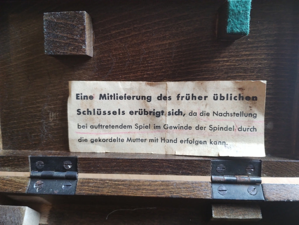 German instruction label inside the lid of the Massi micrometer's wooden case.
