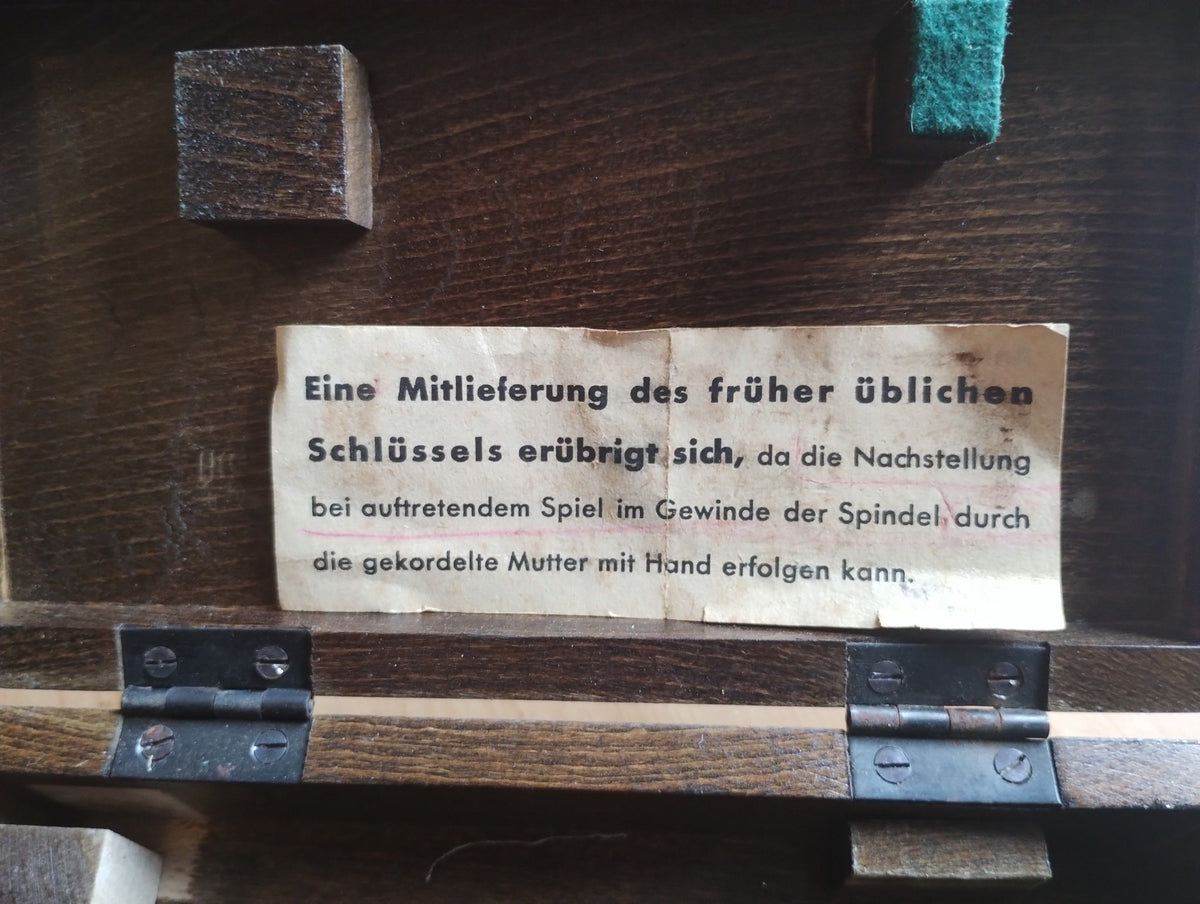 German instruction label inside the lid of the Massi micrometer's wooden case.
