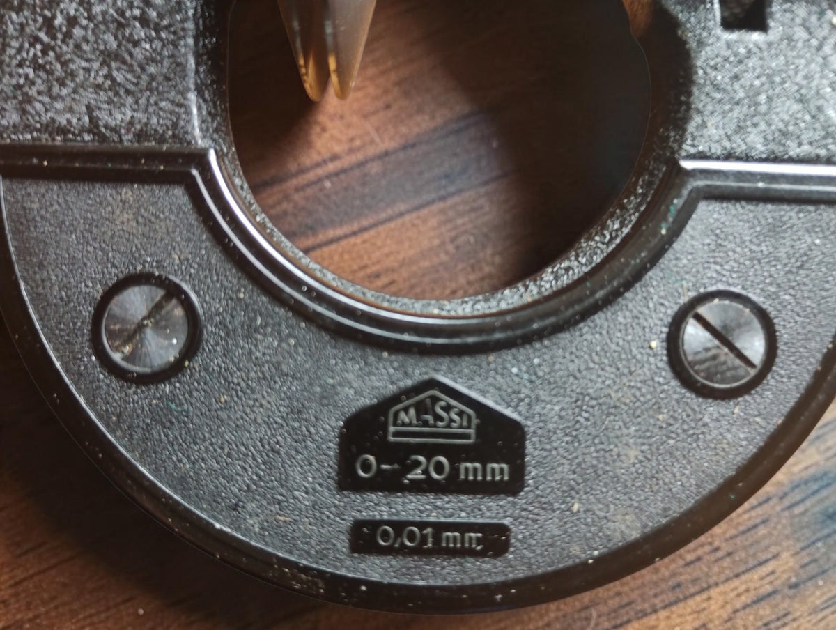 Massi logo, 0–20 mm measuring range, and 0.01 mm graduation markings on the micrometer frame.
