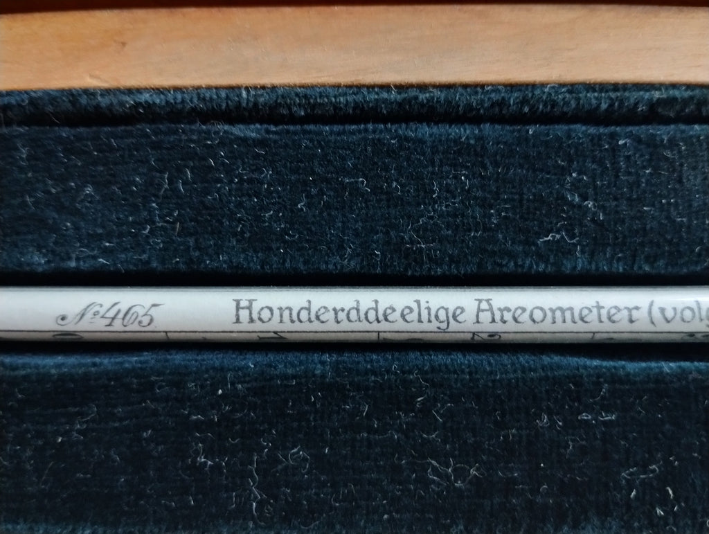 Close-up of the Honderddeelige Areometer inscription and No. 465 on a Gebr. Caminada glass hydrometer
