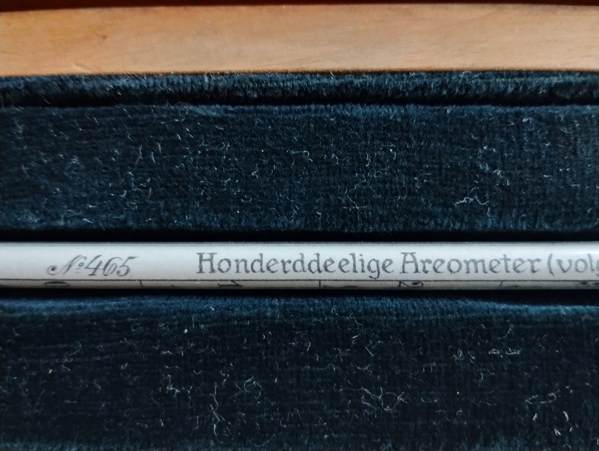 Close-up of the Honderddeelige Areometer inscription and No. 465 on a Gebr. Caminada glass hydrometer
