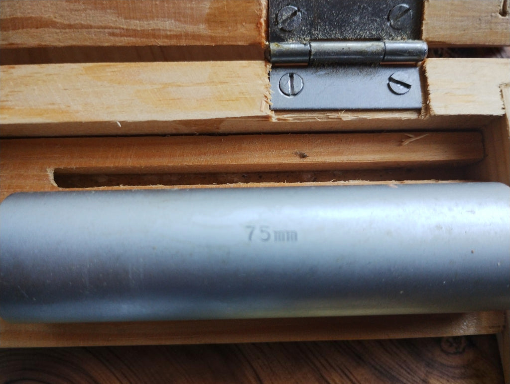 Close-up of the 25 mm extension sleeve and graduated thimble of the analog depth micrometer.
