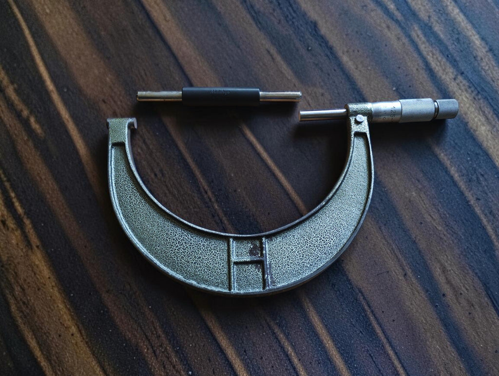 Hommelwerke 125–150 mm outside micrometer with textured metal frame and separate setting standard.
