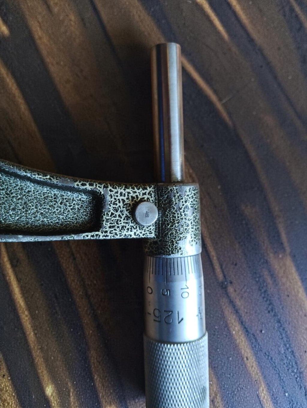 Close-up of the measuring spindle, scale and textured frame on the Hommelwerke 125–150 mm outside micrometer.
