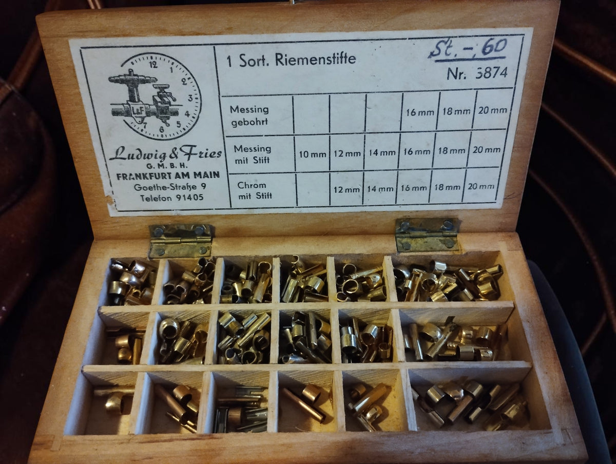 Open Ludwig & Fries No. 3874 wooden assortment box with Riemenstifte fittings and original printed label.
