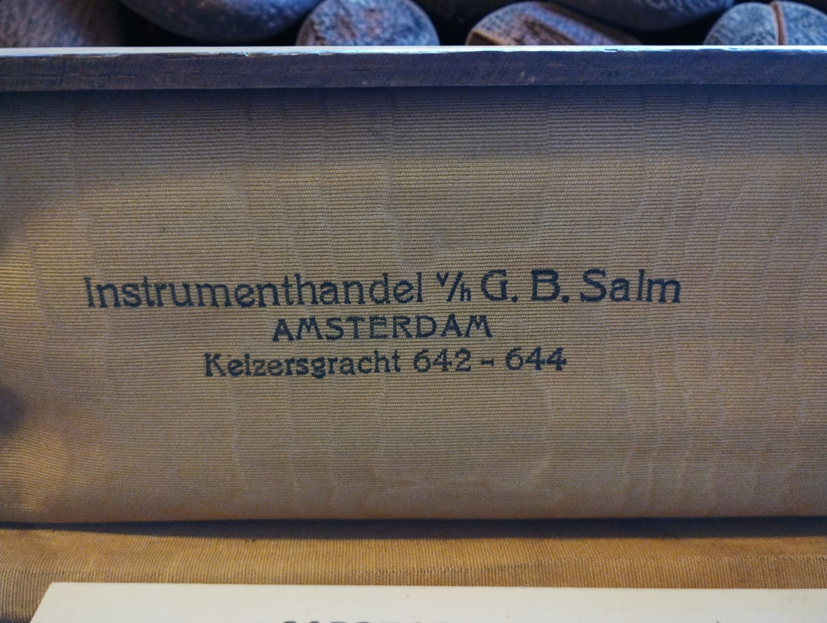 G. B. Salm instrument dealer’s imprint inside the case lid, Keizersgracht 642–644, Amsterdam.
