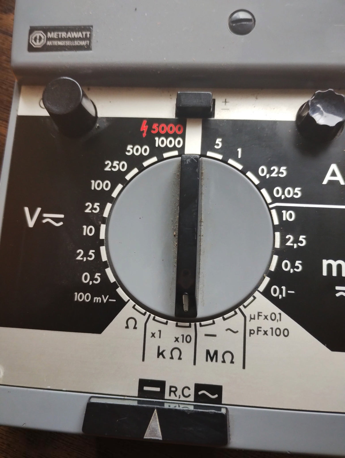 Close-up of the Metrawatt Unigor 3p central range selector, black-and-white measurement markings and red 5000V marking.
