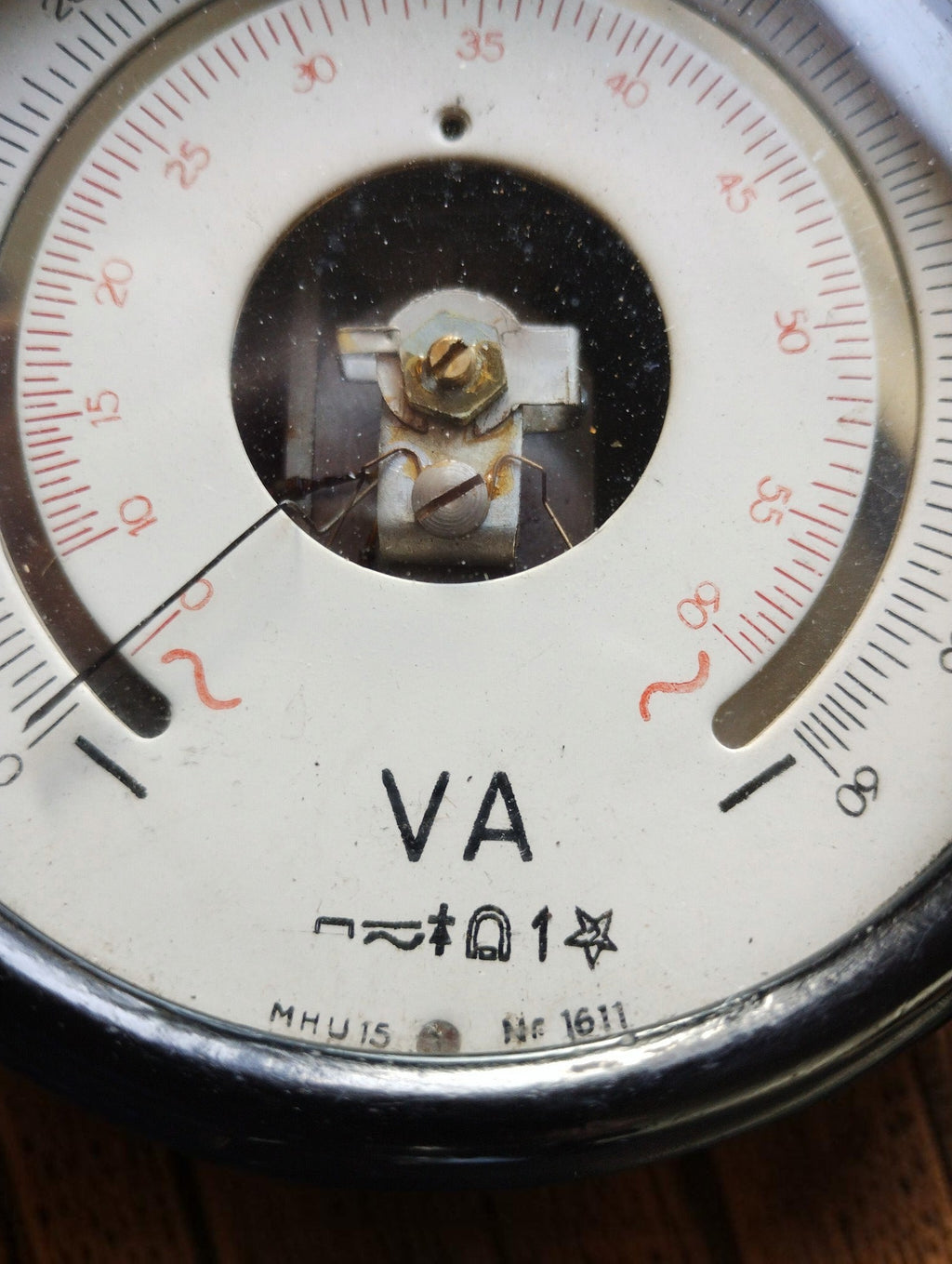 Close-up of the Metrawatt MHU 15 VA dial showing mirror scales, serial number 1611 and the central mechanism
