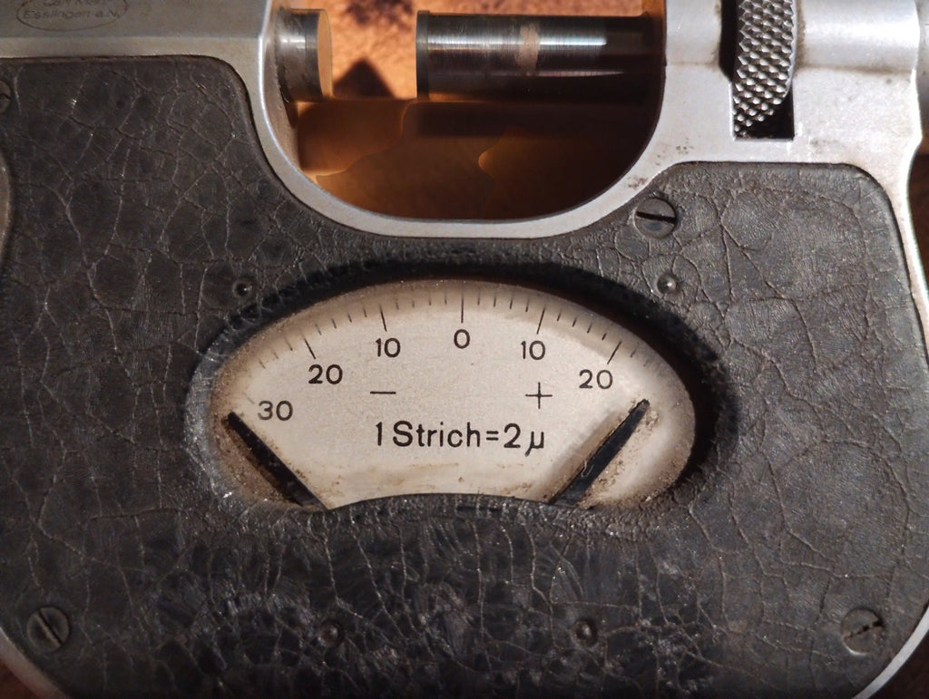 Close-up of the Carl Mahr micrometer indicator marked 1 Strich = 2µ, showing the 2-micron scale divisions
