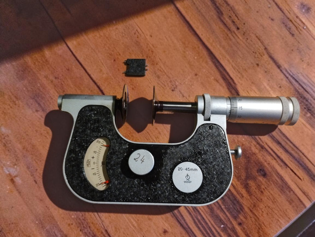 Front view of the Carl Zeiss Jena disc micrometer with tolerance indicator, textured black frame and disc-shaped measuring faces.
