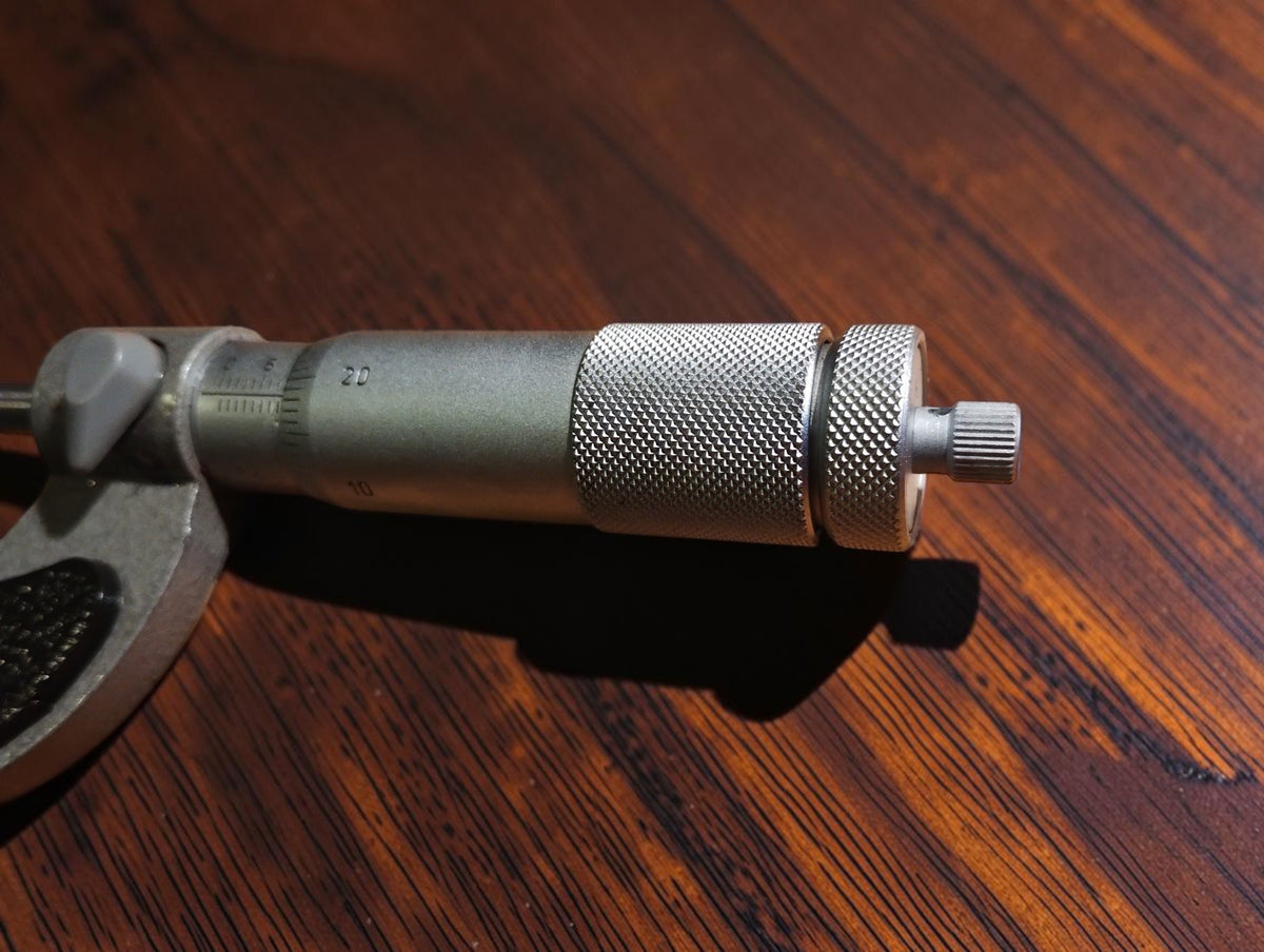 Detail of the knurled thimble and end adjustment knob on the Feinmesszeugfabrik Suhl micrometer
