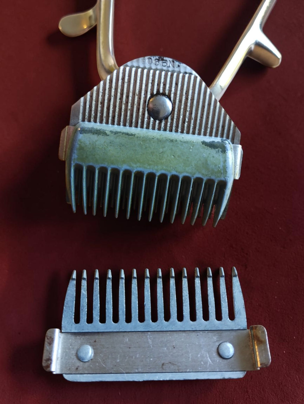 Underside of the ERN Solingen manual hair clipper with cutting teeth and detached comb attachment
