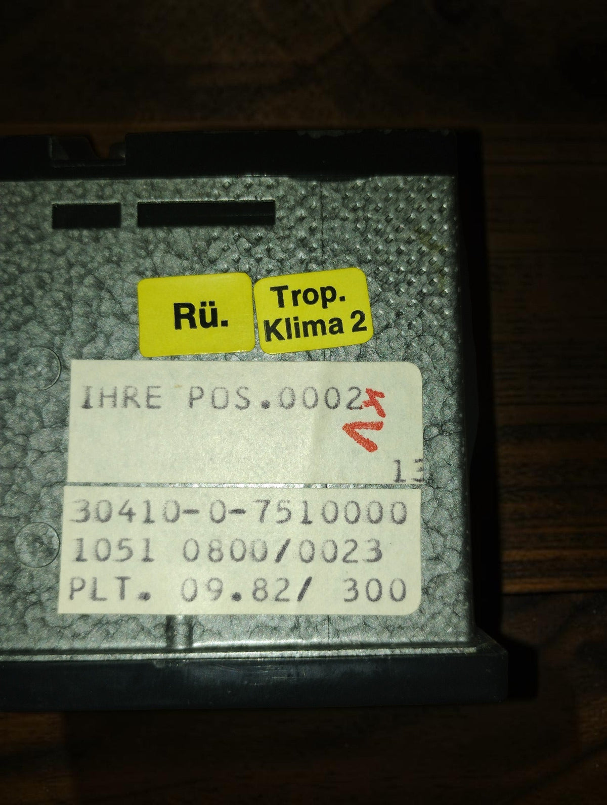 Original housing labels with the 09.82 marking and Trop. Klima 2 sticker
