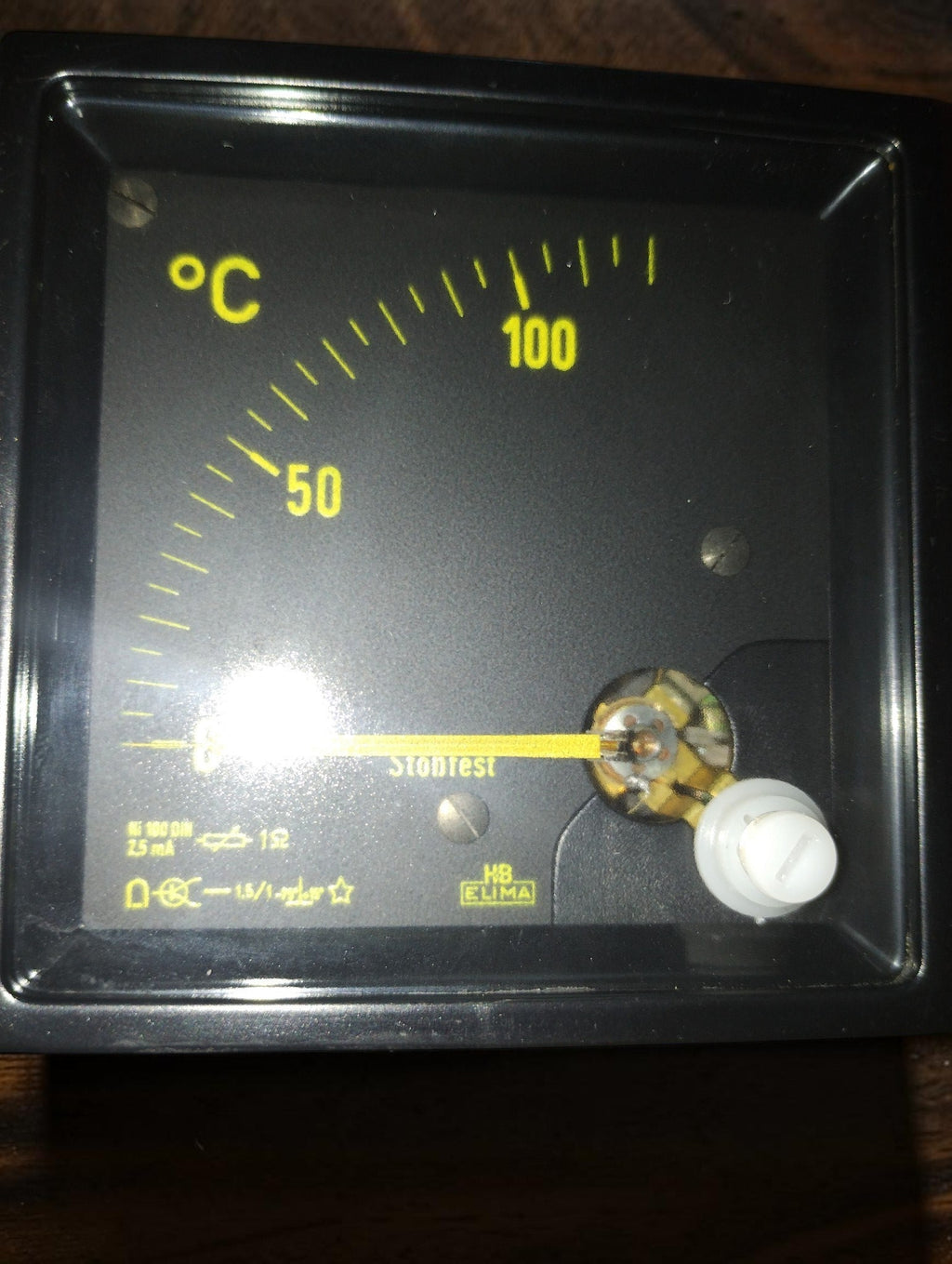 Close-up of a Hartmann & Braun temperature meter with a yellow Celsius scale and adjustable pointer
