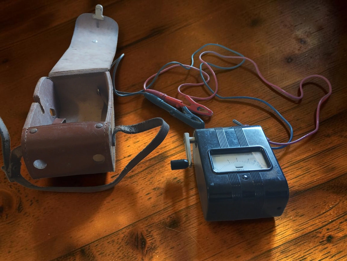 Vintage Gossen ISOGNOM 500 V insulation resistance tester with hand crank, brown leather carrying case and test leads.
