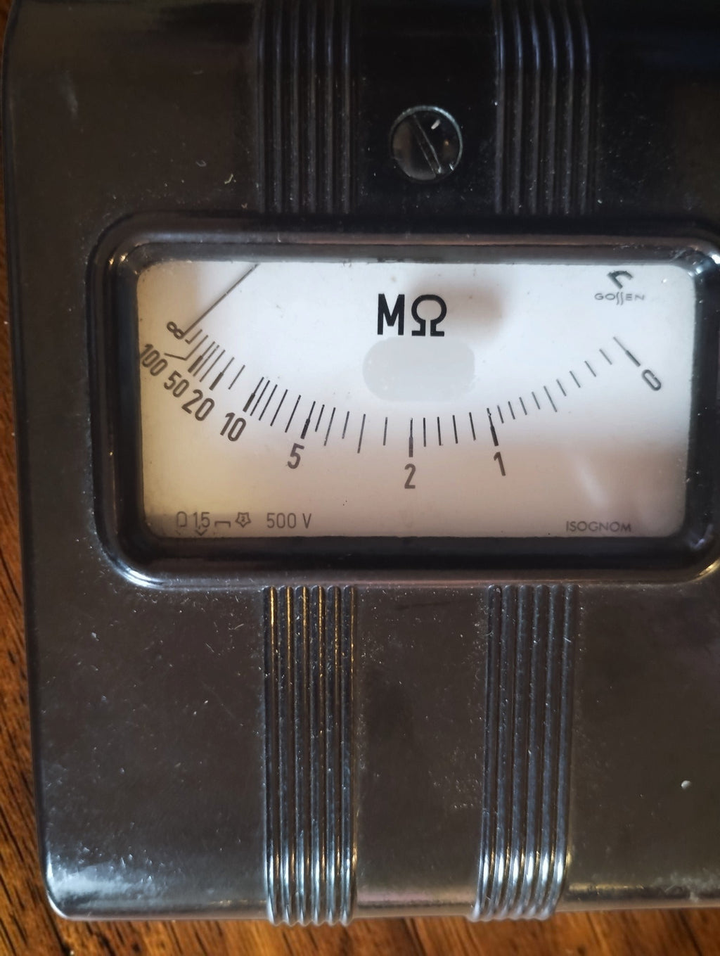 Close-up of the Gossen ISOGNOM analog dial showing the megohm resistance scale and 500 V marking.
