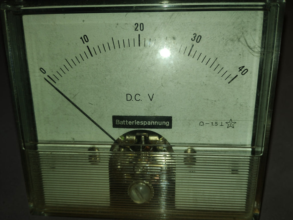 Close-up of vintage 0–40 V DC panel voltmeter with Batteriespannung label and transparent front cover

