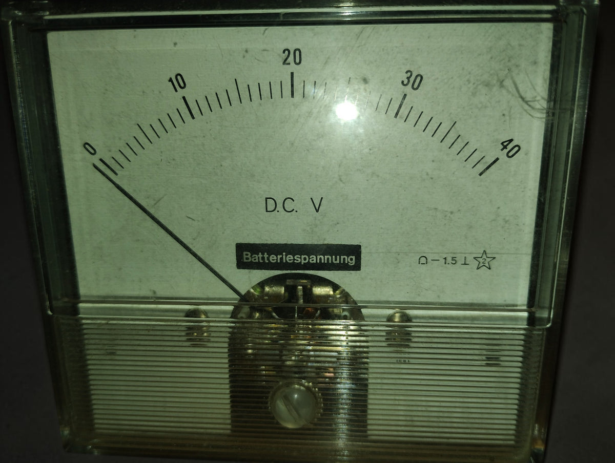 Close-up of vintage 0–40 V DC panel voltmeter with Batteriespannung label and transparent front cover
