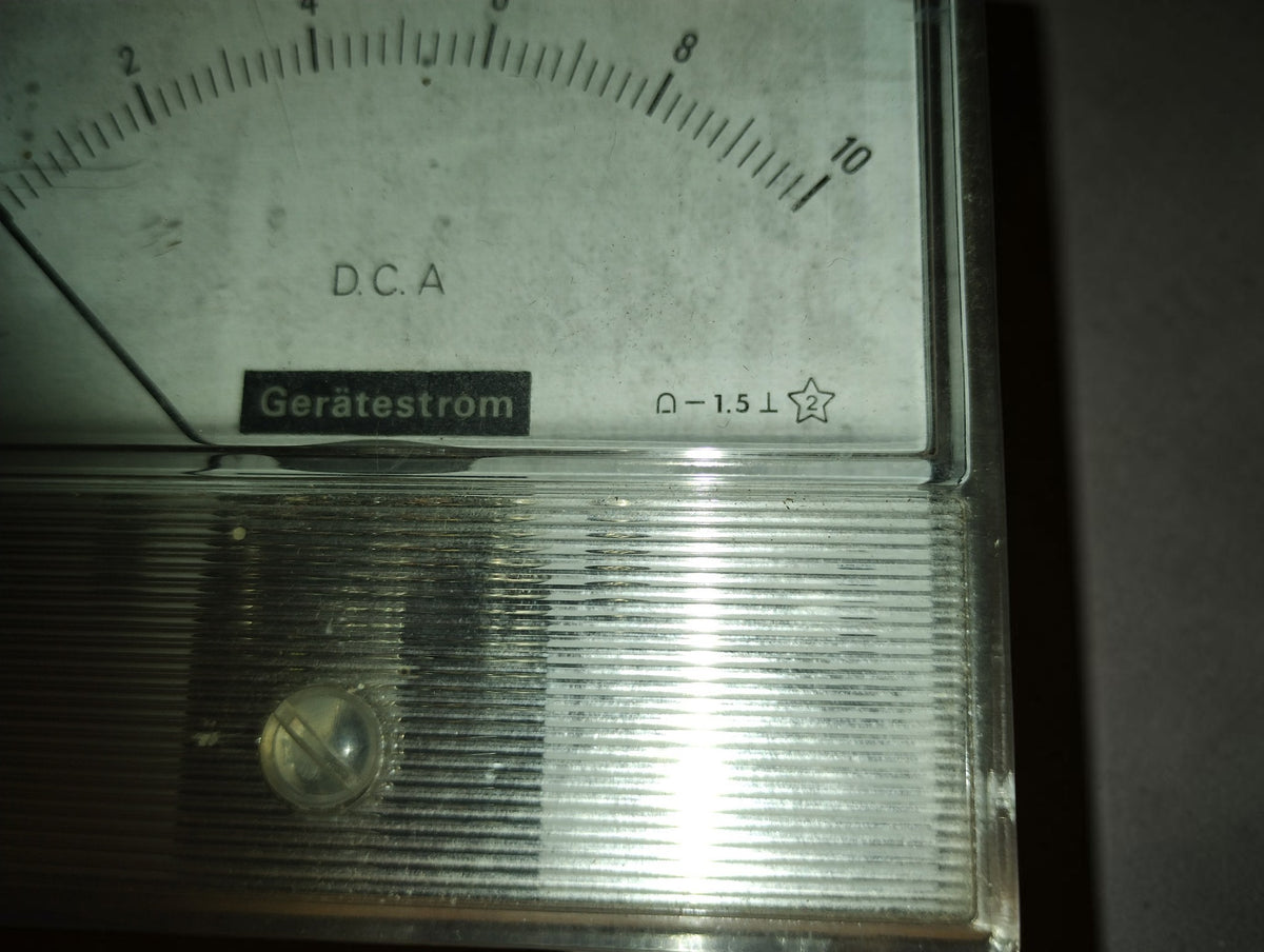 Close-up of vintage 0–10 A DC panel ammeter with Gerätestrom label and ribbed transparent front

